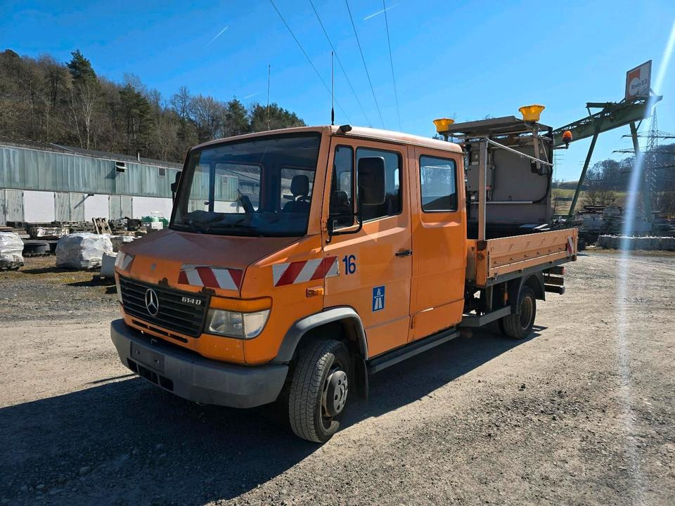 Mercedes-Benz Vario 614D Pritsche Doka 2002 Nissen VLT Verkehrsleittafel Absperrtafel LKW Vorwarntafel - Furgoneta caja abierta, Furgoneta combi: foto 1 Mercedes-Benz Vario 614D Pritsche Doka 2002 Nissen VLT Verkehrsleittafel Absperrtafel LKW Vorwarntafel - Furgoneta caja abierta, Furgoneta combi: foto 1