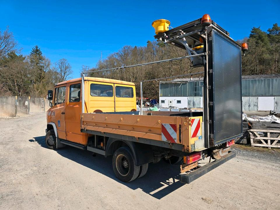Mercedes-Benz Vario 614D Pritsche Doka 2002 Nissen VLT Verkehrsleittafel Absperrtafel LKW Vorwarntafel - Camión caja abierta: foto 4 Mercedes-Benz Vario 614D Pritsche Doka 2002 Nissen VLT Verkehrsleittafel Absperrtafel LKW Vorwarntafel - Camión caja abierta: foto 4