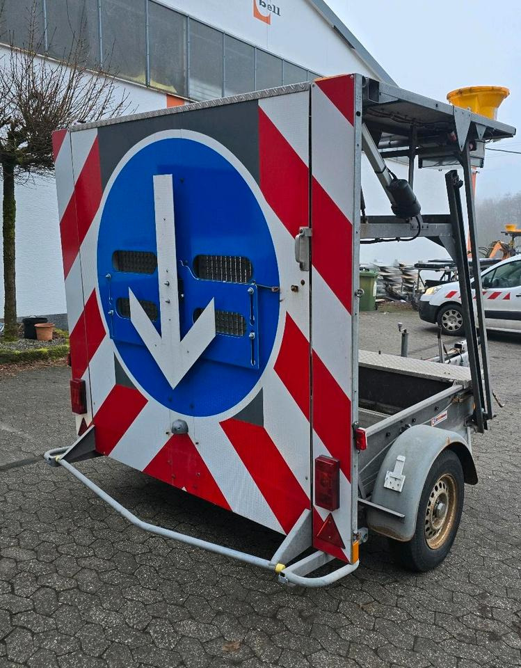 Nissen Mersch LED Absperrtafel FAT Sperrwand Fahrbare Verkehrsleitanhänger Verkehrssicherungsanhänger Verkehrsleittafel Verkehrssicherung Baustellenabsicherung - Remolque: foto 3 Nissen Mersch LED Absperrtafel FAT Sperrwand Fahrbare Verkehrsleitanhänger Verkehrssicherungsanhänger Verkehrsleittafel Verkehrssicherung Baustellenabsicherung - Remolque: foto 3