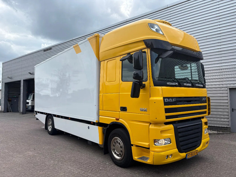 DAF XF 105.460 SUPER SPACE CAB / GEISOLEERDE OPBOUW / DHOLLANDIA 2500 kg / LOW KM - Camión caja cerrada: foto 1 DAF XF 105.460 SUPER SPACE CAB / GEISOLEERDE OPBOUW / DHOLLANDIA 2500 kg / LOW KM - Camión caja cerrada: foto 1