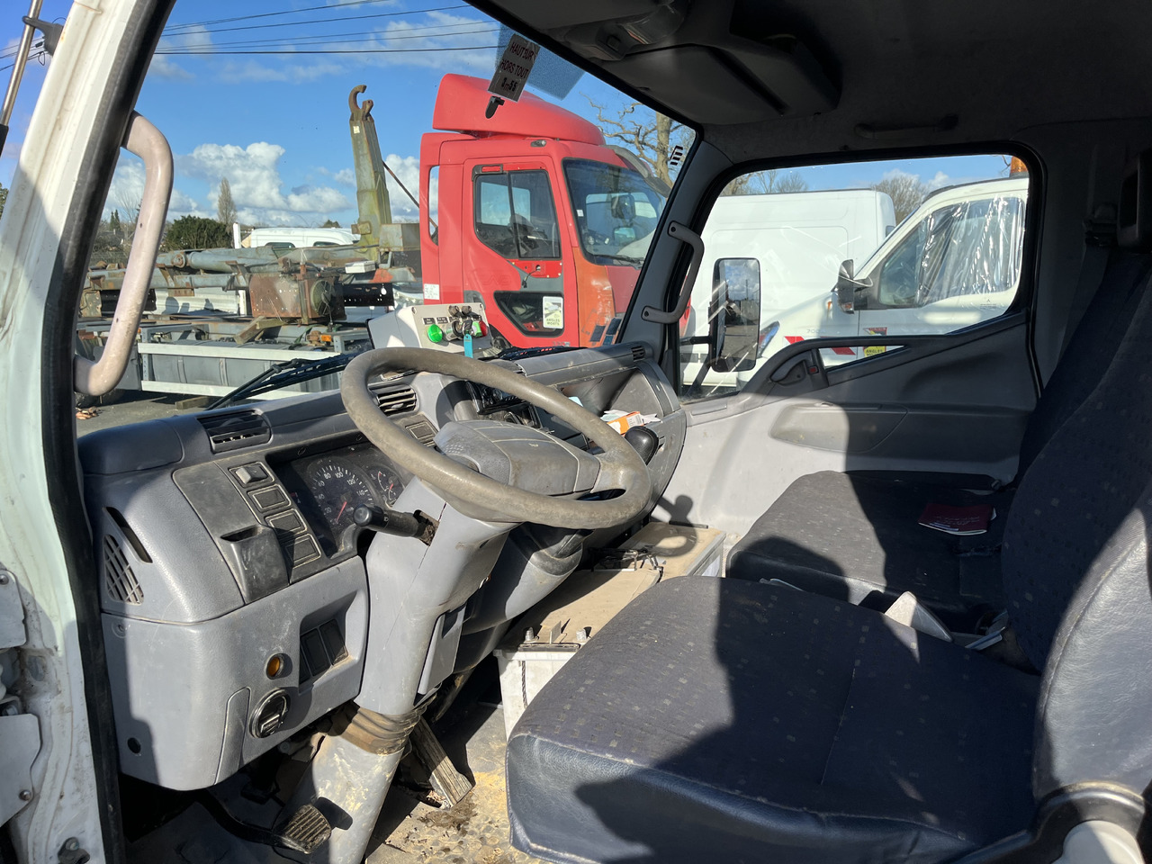 Mitsubishi Canter 7c15 - Camión con plataforma elevadora: foto 5 Mitsubishi Canter 7c15 - Camión con plataforma elevadora: foto 5