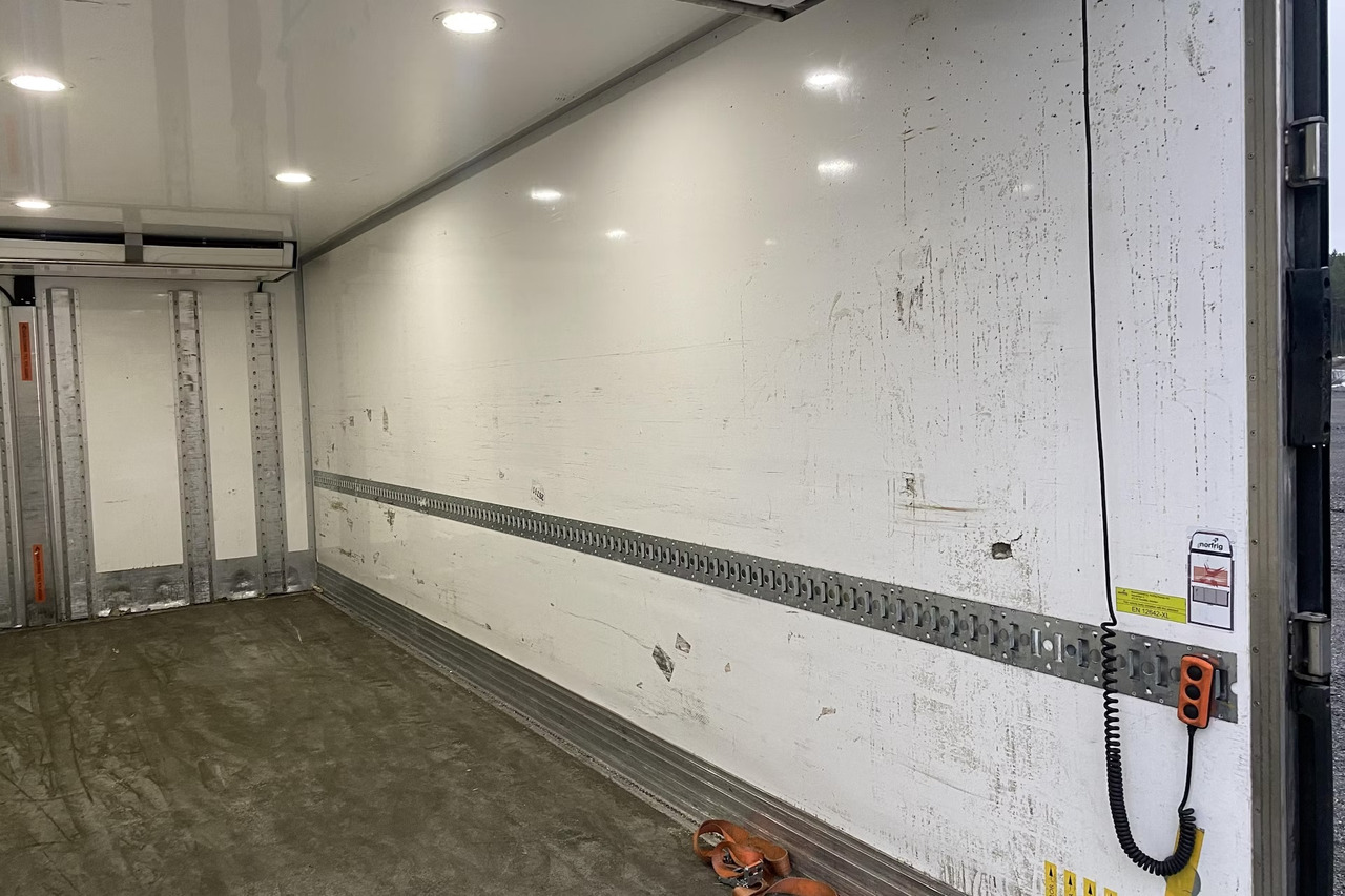 Camión frigorífico para transporte de alimentos MERCEDES-BENZ Atego 2853: foto 30
