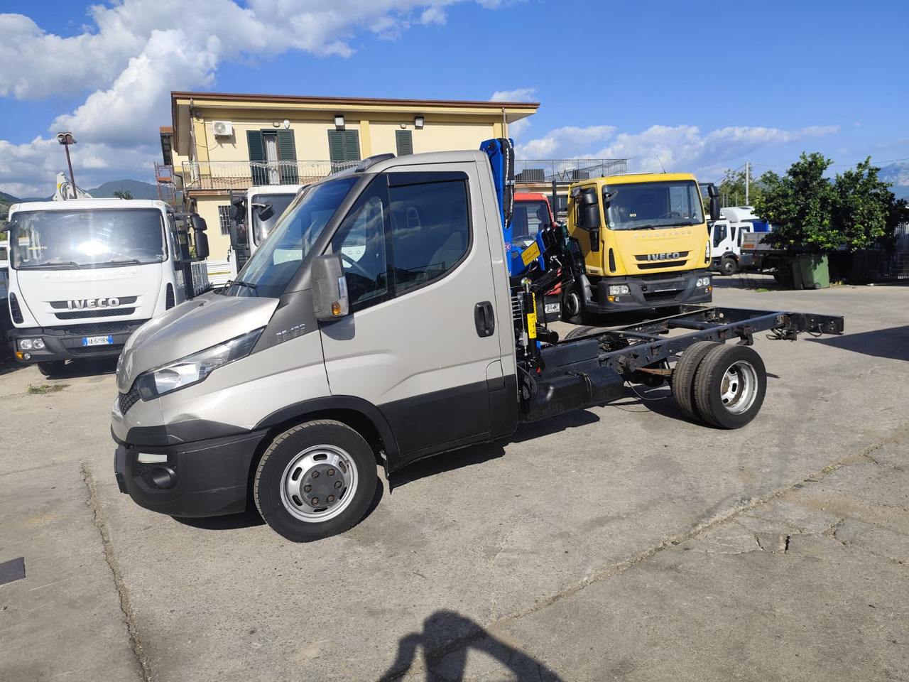 IVECO DAILY 35-130 - Camión grúa, Furgoneta basculante: foto 2 IVECO DAILY 35-130 - Camión grúa, Furgoneta basculante: foto 2