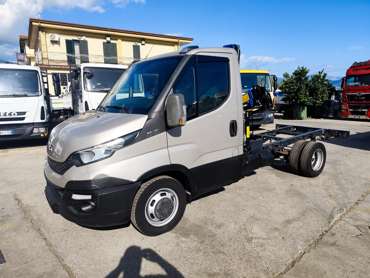 IVECO DAILY 35-130 - Camión grúa, Furgoneta basculante: foto 1 IVECO DAILY 35-130 - Camión grúa, Furgoneta basculante: foto 1