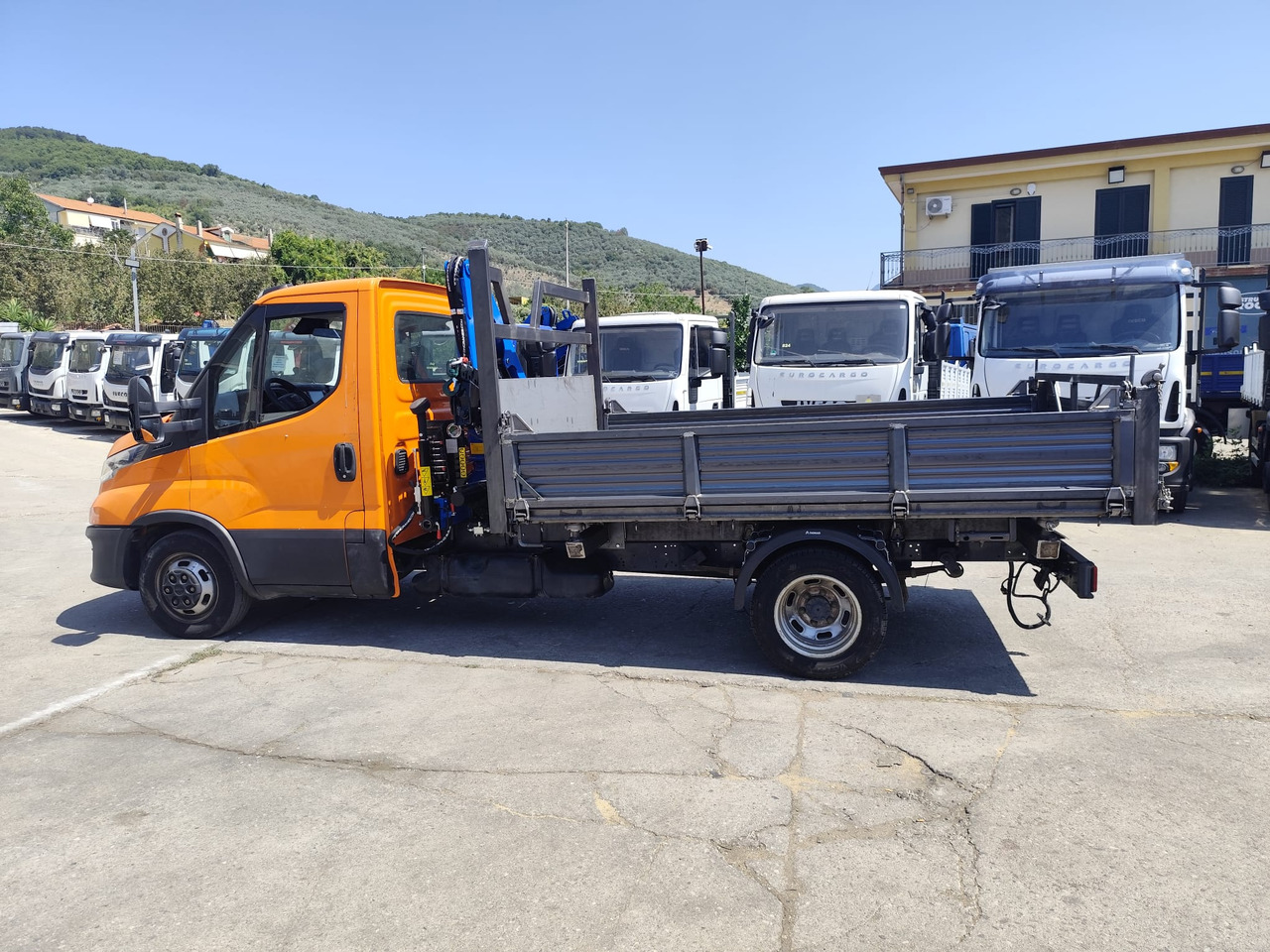 IVECO DAILY 35-140 - Camión grúa: foto 3 IVECO DAILY 35-140 - Camión grúa: foto 3