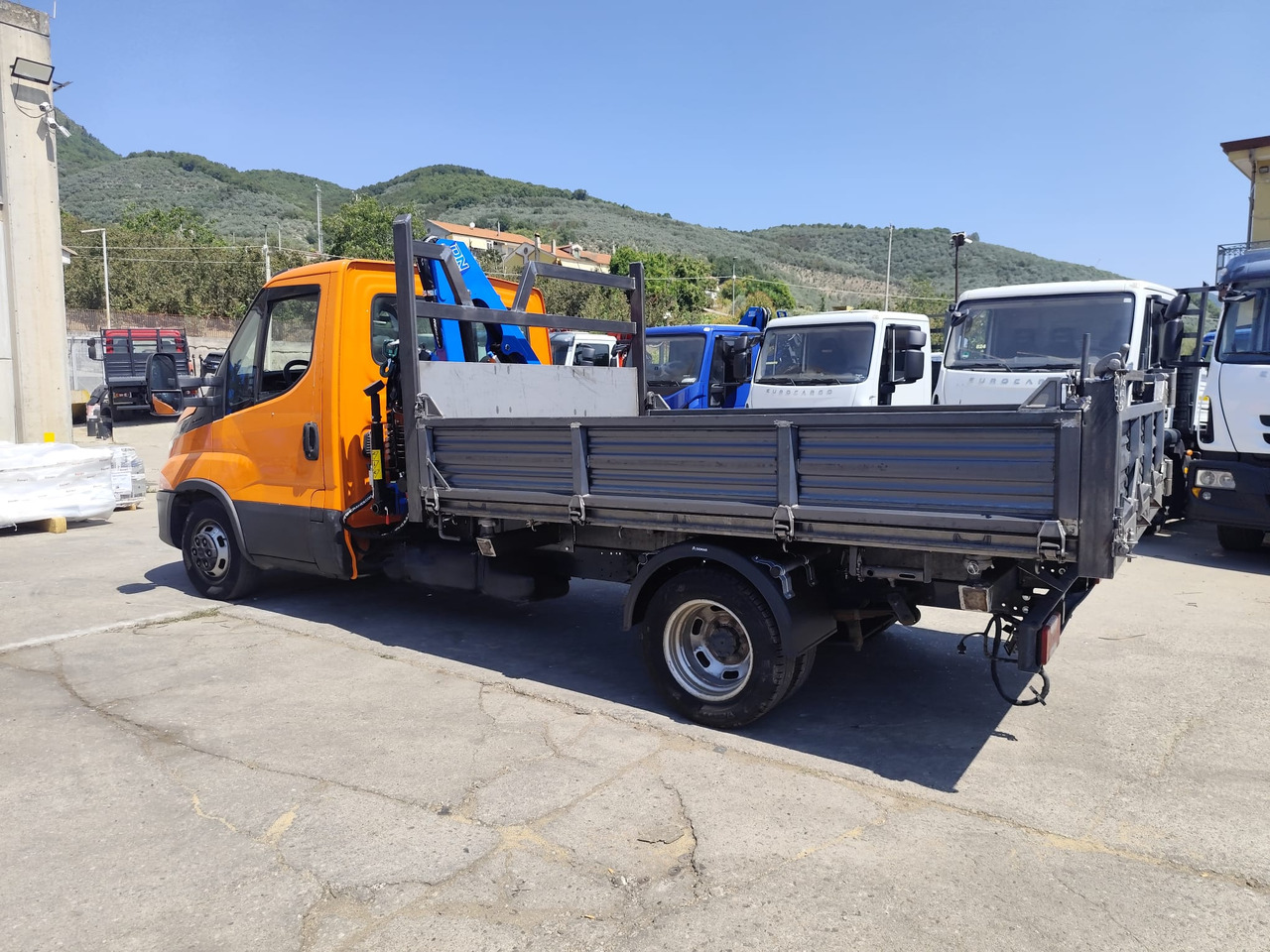 IVECO DAILY 35-140 - Camión grúa: foto 4 IVECO DAILY 35-140 - Camión grúa: foto 4