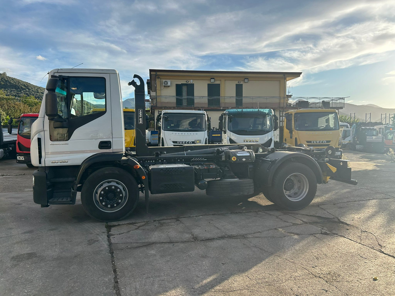 IVECO EUROCARGO 180-250 - Camión multibasculante, Camión grúa: foto 4 IVECO EUROCARGO 180-250 - Camión multibasculante, Camión grúa: foto 4