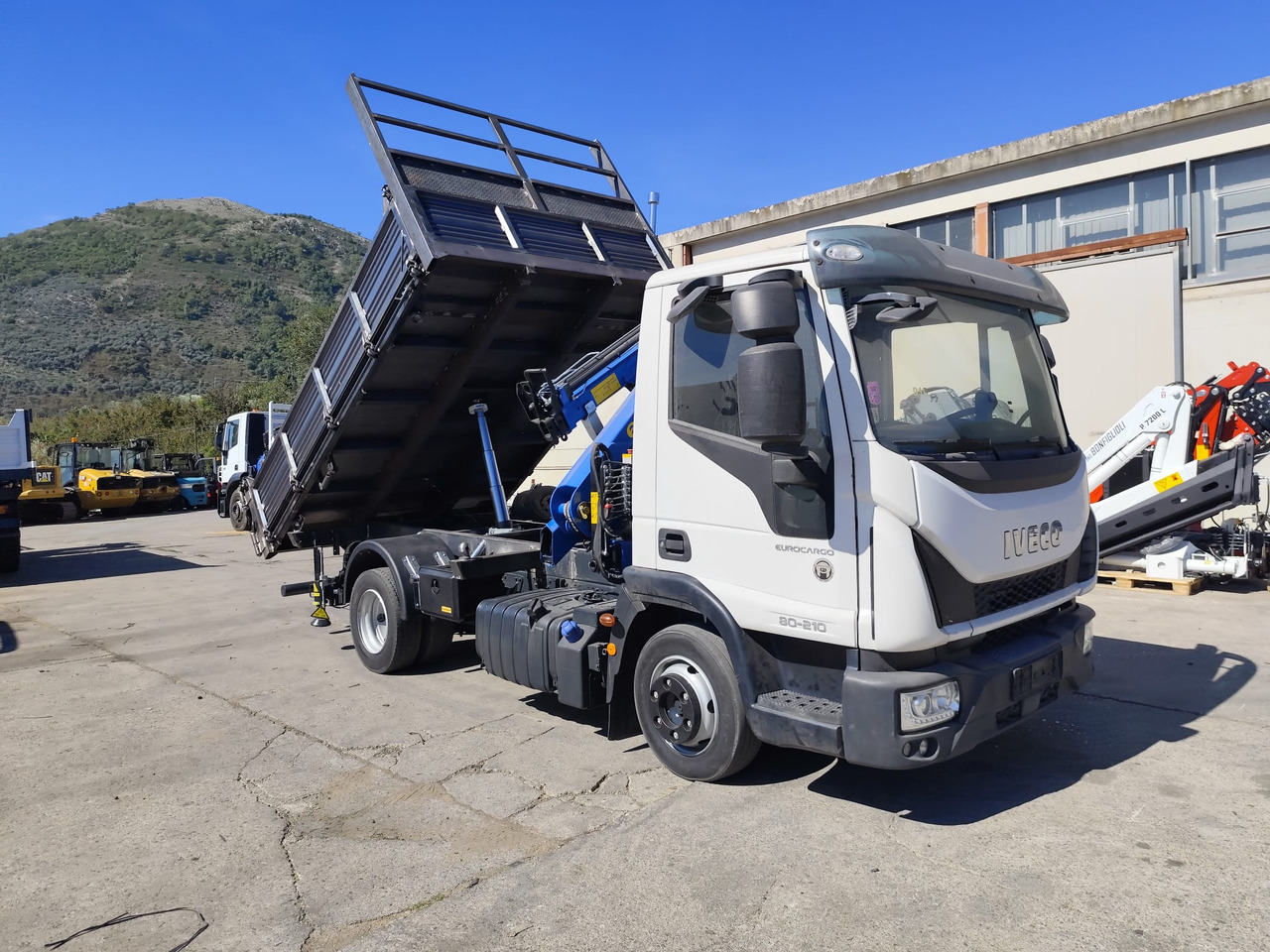IVECO EUROCARGO 80-210 - Camión grúa, Camión volquete: foto 4 IVECO EUROCARGO 80-210 - Camión grúa, Camión volquete: foto 4
