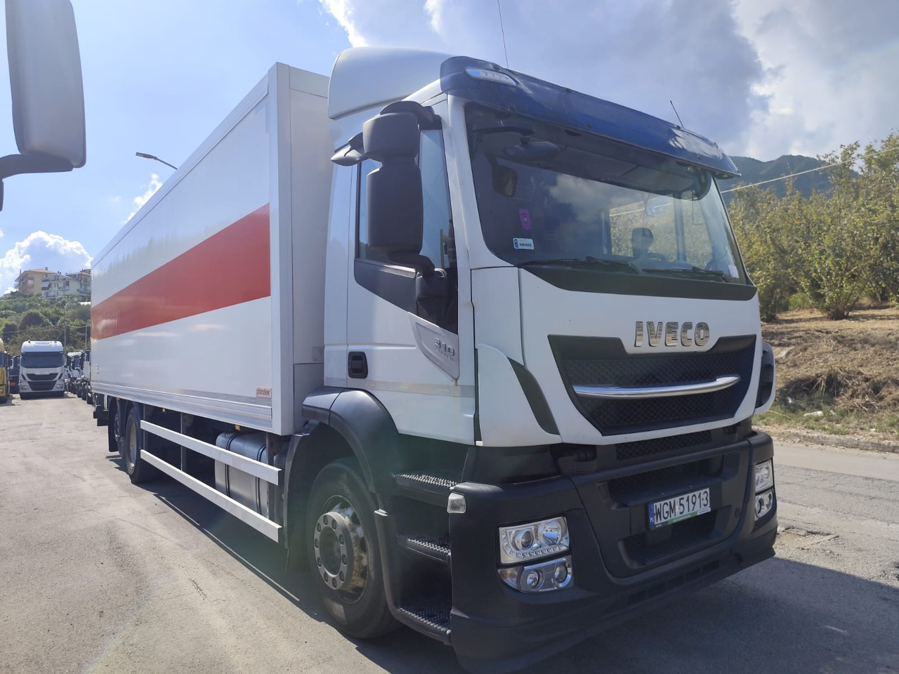 IVECO STRALIS AD 260S31 XP - Camión caja cerrada: foto 1 IVECO STRALIS AD 260S31 XP - Camión caja cerrada: foto 1