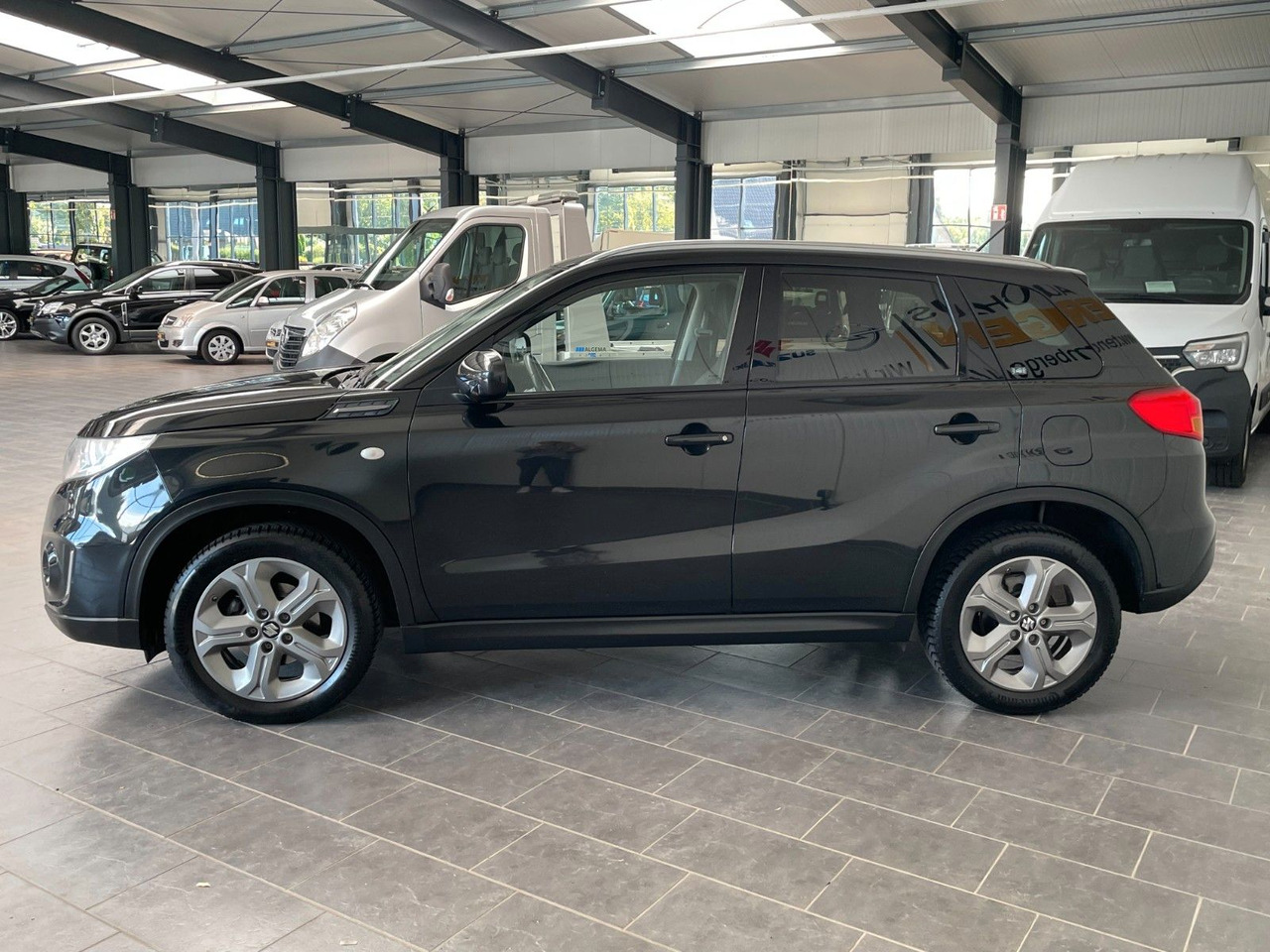 Suzuki Vitara 1.6 Comfort 4x2 AHK Allwetterreifen - SUV/ Todoterreno: foto 4 Suzuki Vitara 1.6 Comfort 4x2 AHK Allwetterreifen - SUV/ Todoterreno: foto 4