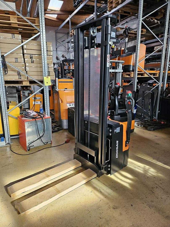 Doosan BSL 12N - Apilador: foto 5 Doosan BSL 12N - Apilador: foto 5