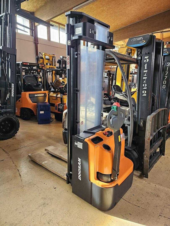 Doosan BSL 12N - Apilador: foto 1 Doosan BSL 12N - Apilador: foto 1