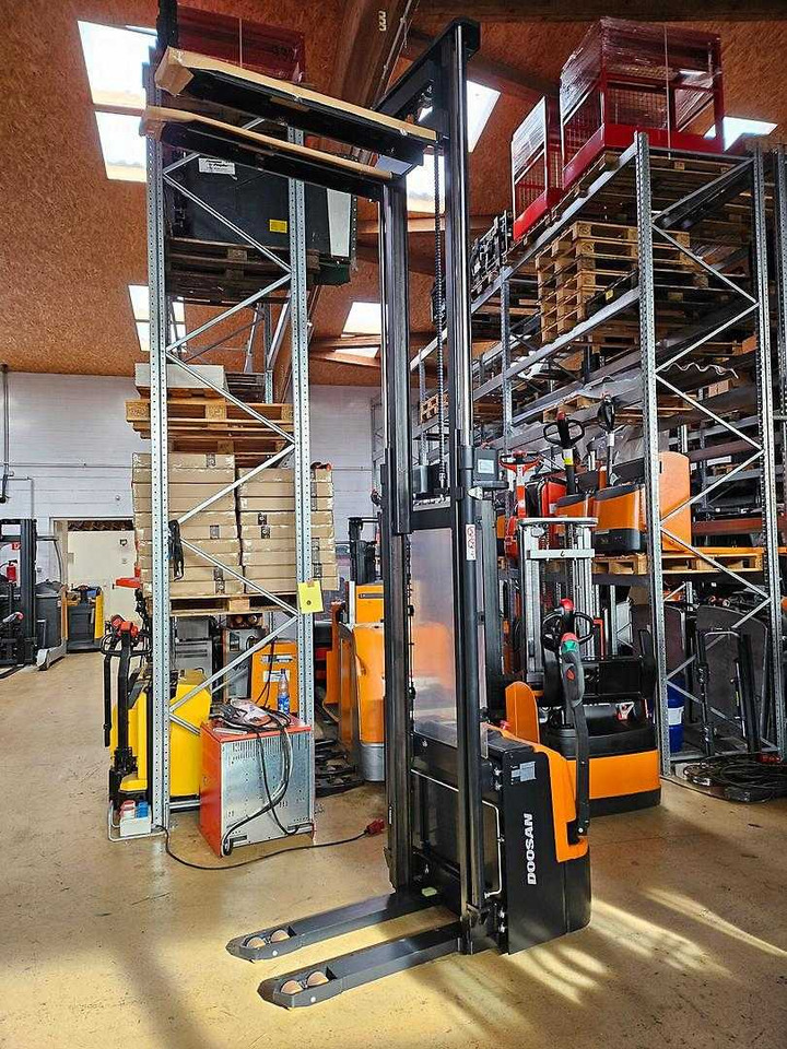 Doosan BSL12N - Apilador: foto 1 Doosan BSL12N - Apilador: foto 1