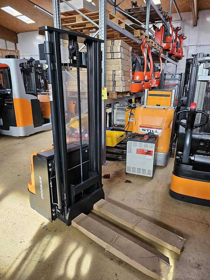 Doosan BSL16N - Apilador: foto 5 Doosan BSL16N - Apilador: foto 5