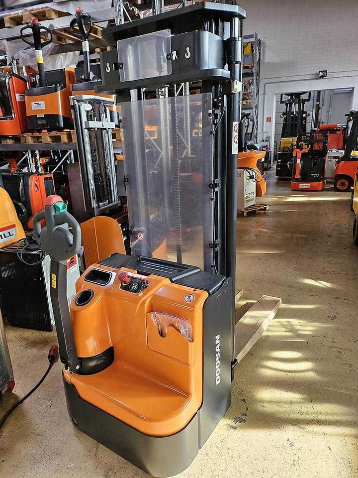 Doosan BSL16N - Apilador: foto 4 Doosan BSL16N - Apilador: foto 4