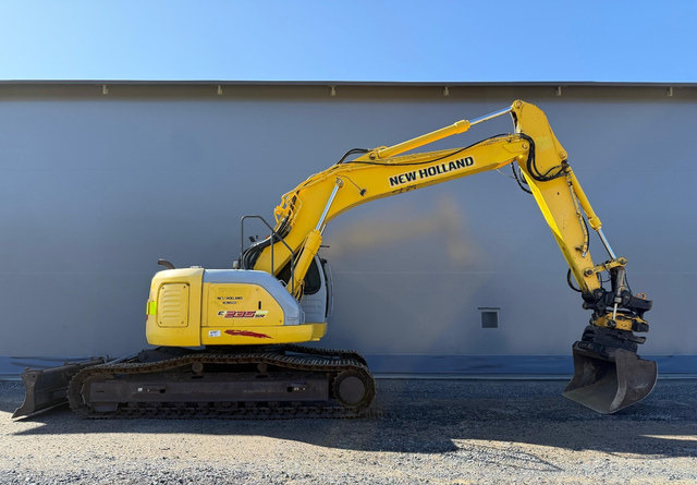 Excavadora de cadenas New HollandE235SR: foto 10