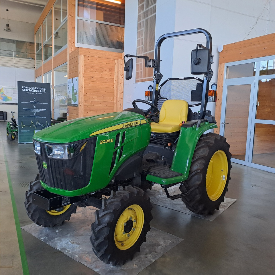 JOHN DEERE 3038E COMPATTO - Tractor: foto 1 JOHN DEERE 3038E COMPATTO - Tractor: foto 1