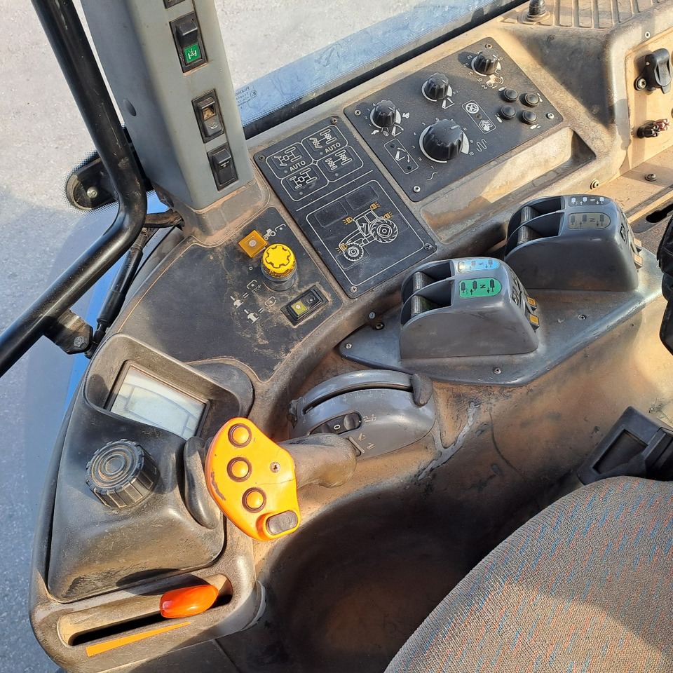 Tractor NEW HOLLAND TM 190: foto 15 Tractor NEW HOLLAND TM 190: foto 15