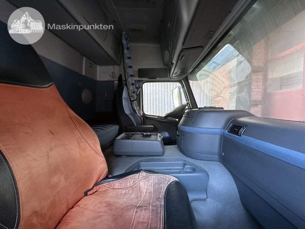 Camión caja cerrada Volvo FM 300: foto 17