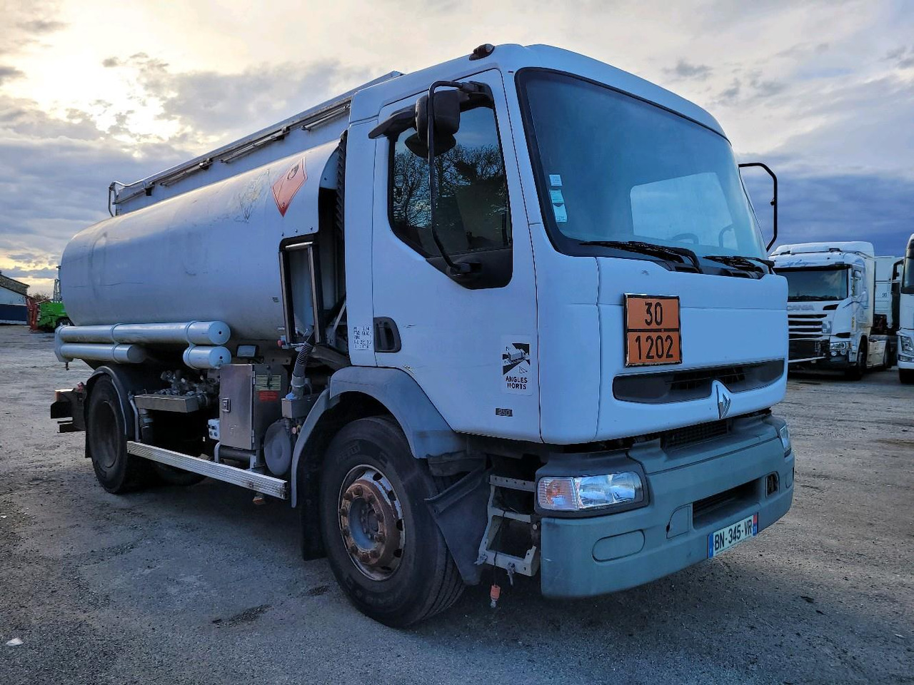 RENAULT PREMIUM 210.19 CITERNE - Camión cisterna: foto 1 RENAULT PREMIUM 210.19 CITERNE - Camión cisterna: foto 1