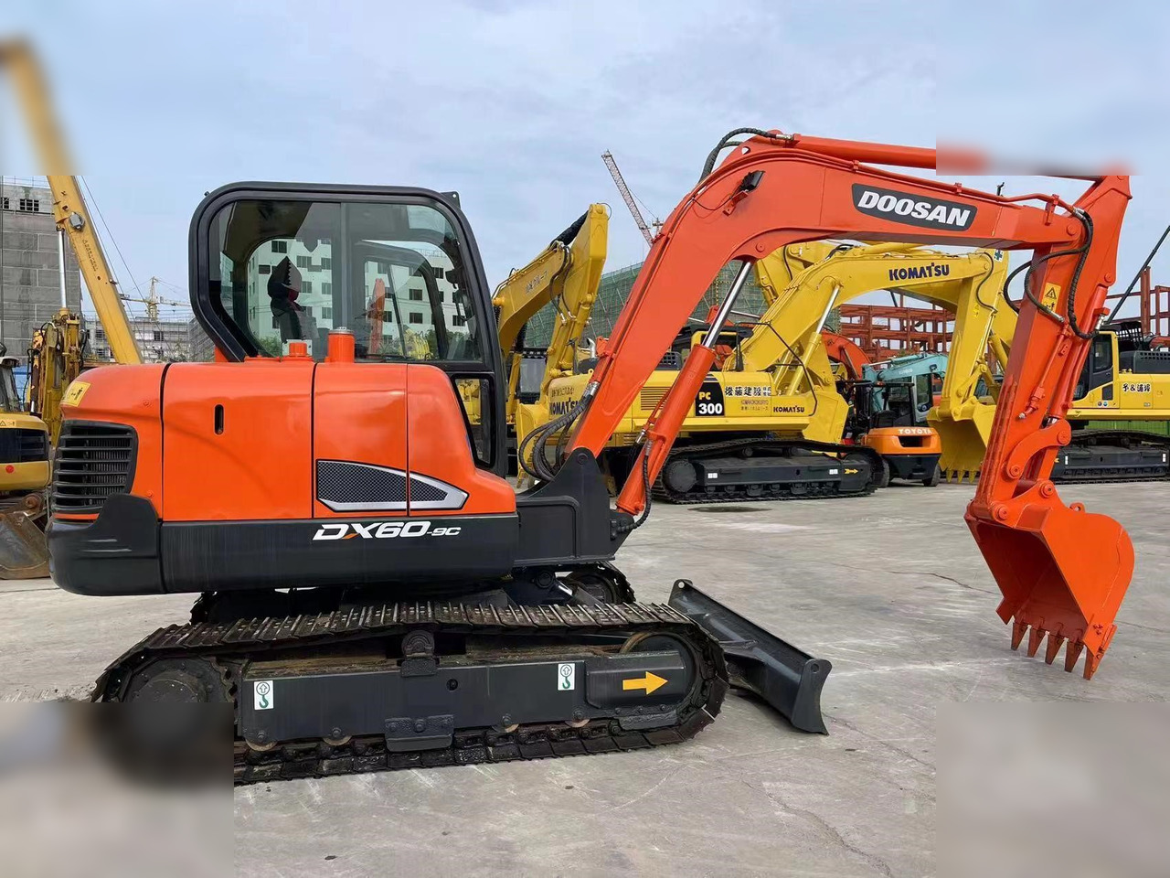 DOOSAN DX60-9C - Excavadora de cadenas: foto 1 DOOSAN DX60-9C - Excavadora de cadenas: foto 1