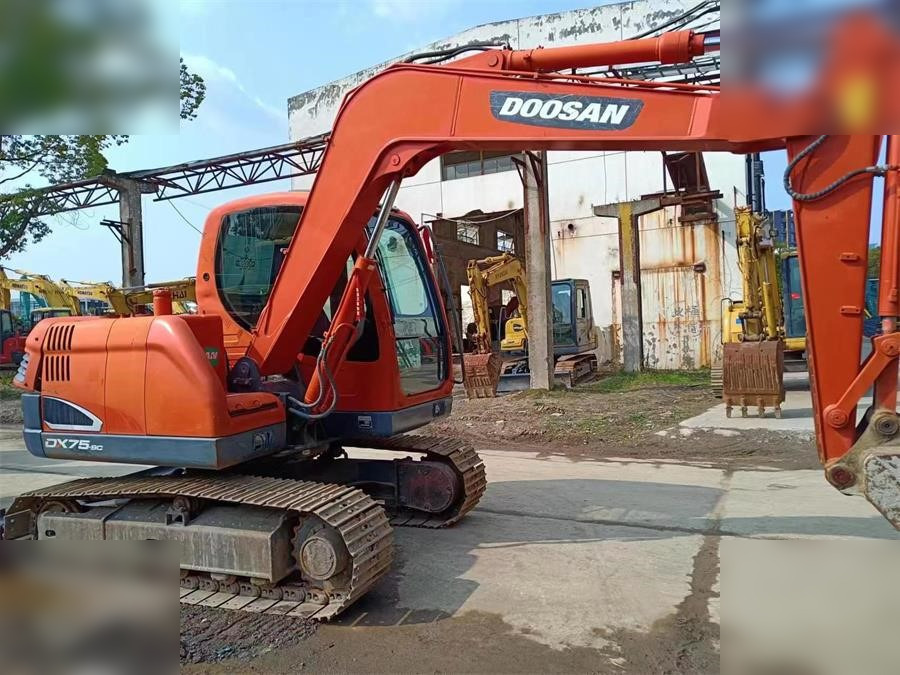 DOOSAN DX75-9C - Excavadora de cadenas: foto 2 DOOSAN DX75-9C - Excavadora de cadenas: foto 2