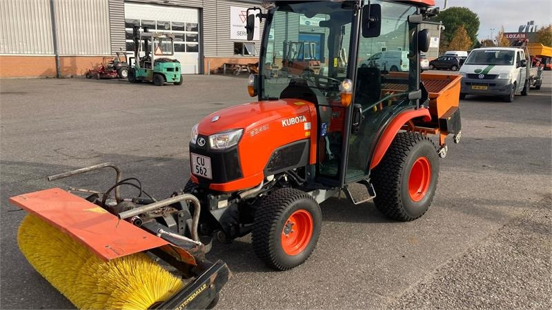 Kubota B2261 med 120 cm kost og udlægger - Tractor municipal: foto 1 Kubota B2261 med 120 cm kost og udlægger - Tractor municipal: foto 1