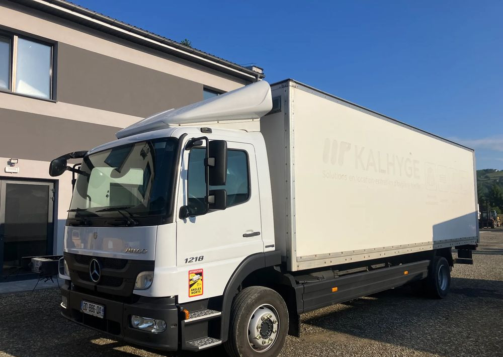 Mercedes-Benz Atego 1218  kurierka kontener - Camión caja cerrada: foto 2 Mercedes-Benz Atego 1218  kurierka kontener - Camión caja cerrada: foto 2