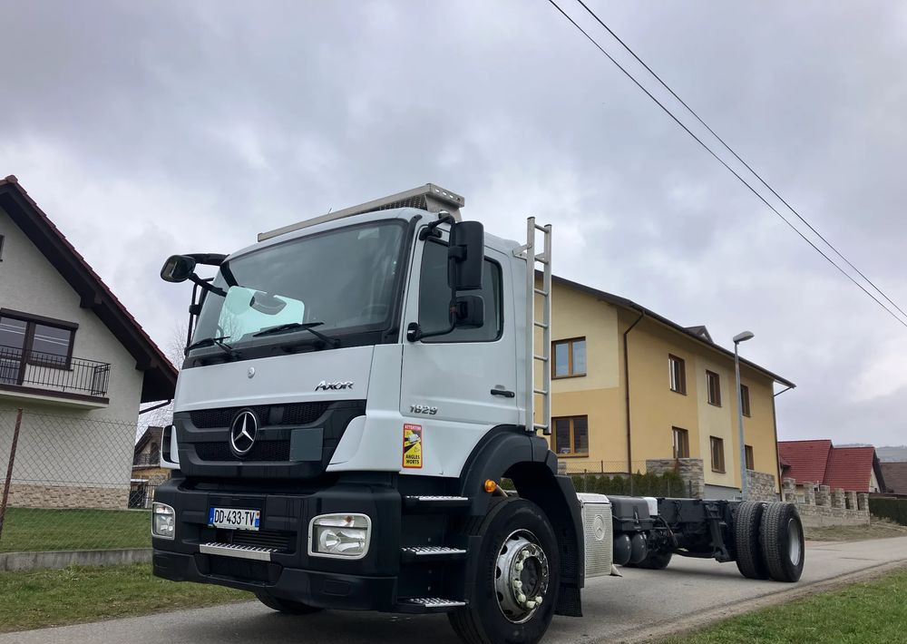 Mercedes-Benz Mercedes Axor 1829 Rama do zabudowy kiper beczka hakowiec laweta - Camión chasis: foto 2 Mercedes-Benz Mercedes Axor 1829 Rama do zabudowy kiper beczka hakowiec laweta - Camión chasis: foto 2