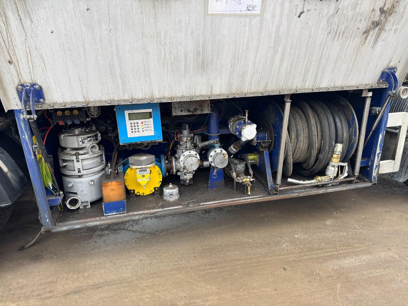 Volvo FL 6 - 220 (11000 L / 2 COMPARTMENTS / 18 TON / MANUAL GEARBOX / PERFECT) - Camión cisterna: foto 5 Volvo FL 6 - 220 (11000 L / 2 COMPARTMENTS / 18 TON / MANUAL GEARBOX / PERFECT) - Camión cisterna: foto 5