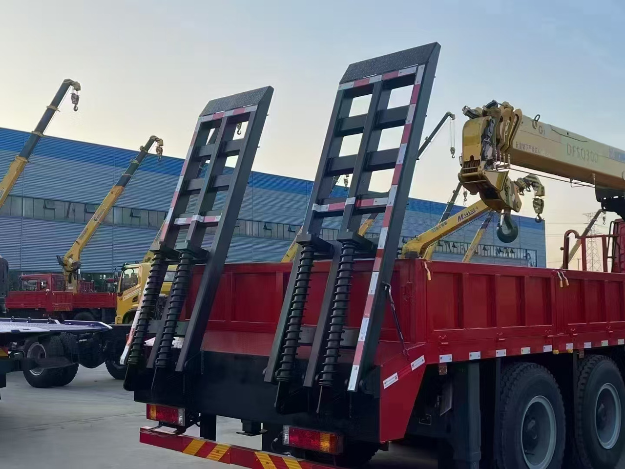 Delong Delong M3000,XCMG DFSQ 300 - Camión grúa: foto 1 Delong Delong M3000,XCMG DFSQ 300 - Camión grúa: foto 1