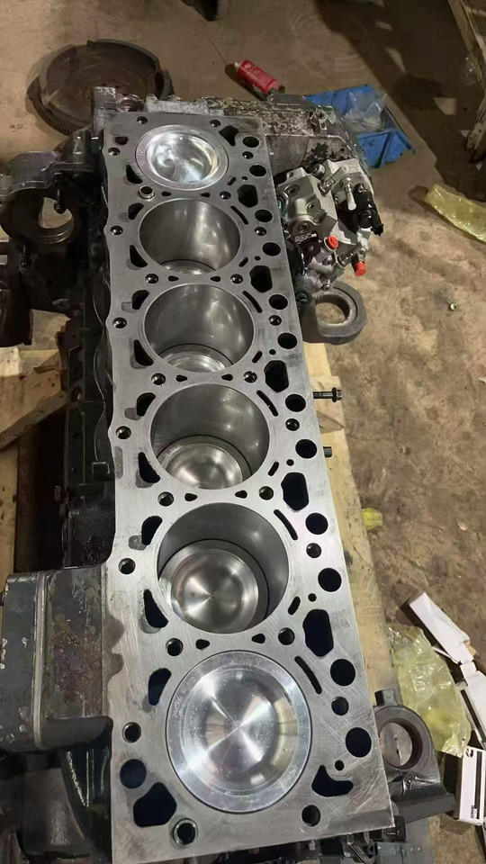 KOMATSU SAA6D107E-1 - Bloque de cilindros para Excavadora: foto 1 KOMATSU SAA6D107E-1 - Bloque de cilindros para Excavadora: foto 1