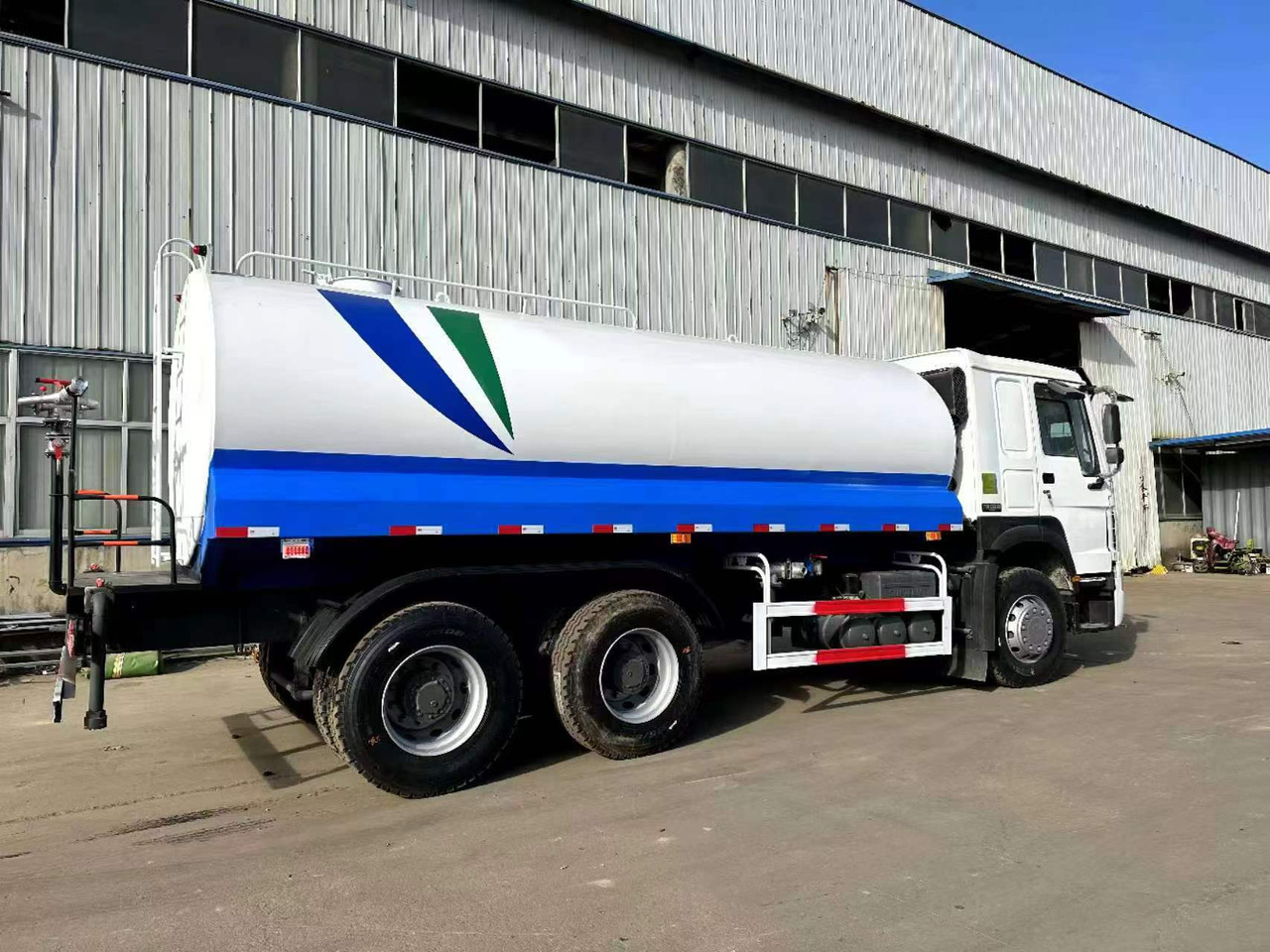 SINOTRUK 20  cubic  meters  tanker - Camión cisterna: foto 5 SINOTRUK 20  cubic  meters  tanker - Camión cisterna: foto 5