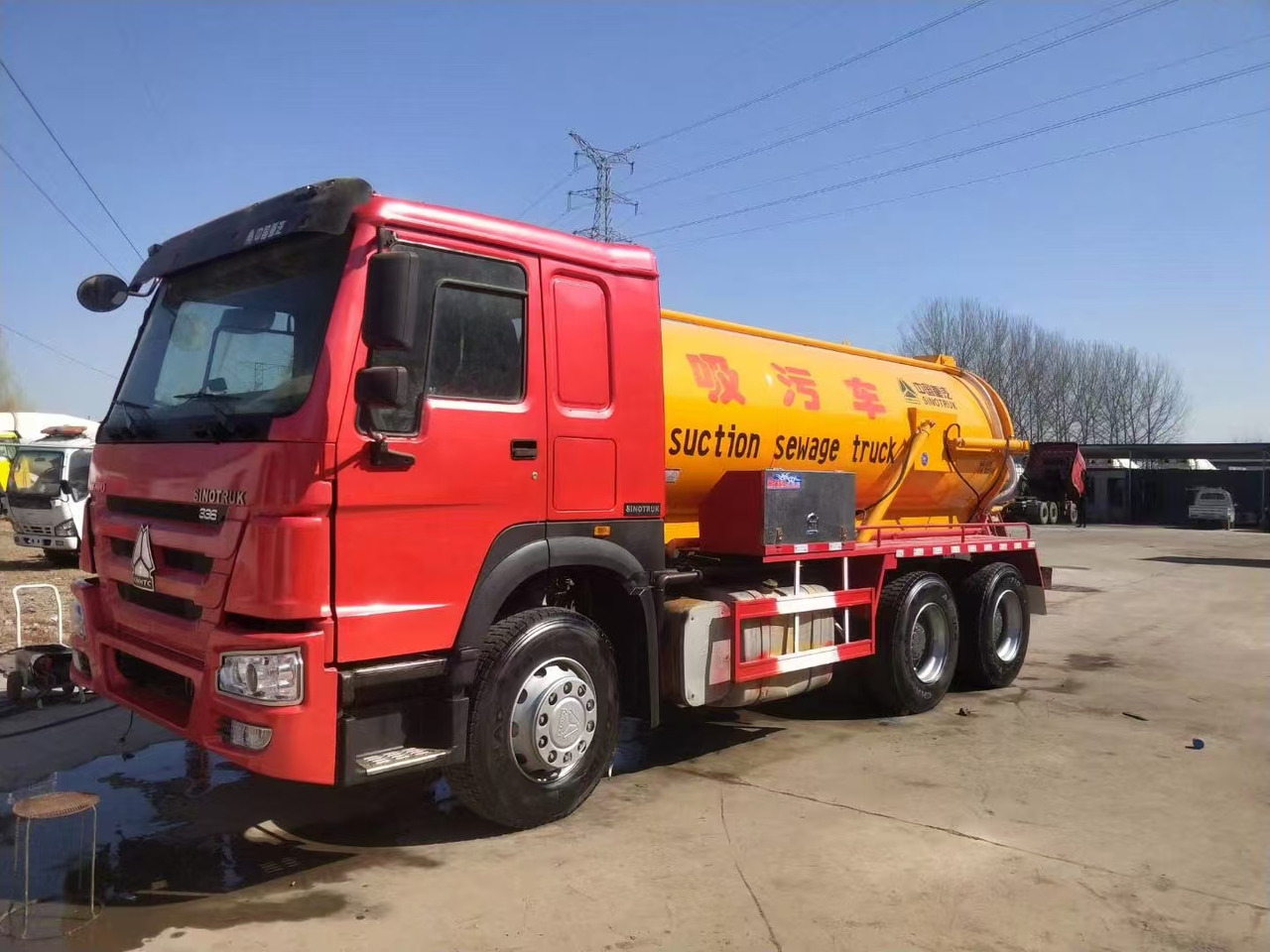 SINOTRUK SINOTRUK  336  suction sewage truck - Camión portacontenedore/ Intercambiable: foto 1 SINOTRUK SINOTRUK  336  suction sewage truck - Camión portacontenedore/ Intercambiable: foto 1