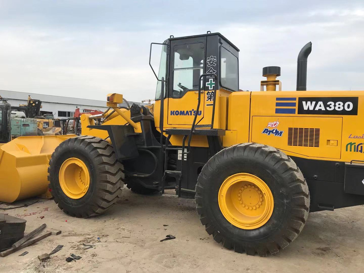BACKHOE LOADER Certified Pre-Owned Komatsu WA380-3 | Heavy-Duty Loader for Mining/ Construction - Price Negotiable! - Maquinaria de construcción: foto 1 BACKHOE LOADER Certified Pre-Owned Komatsu WA380-3 | Heavy-Duty Loader for Mining/ Construction - Price Negotiable! - Maquinaria de construcción: foto 1