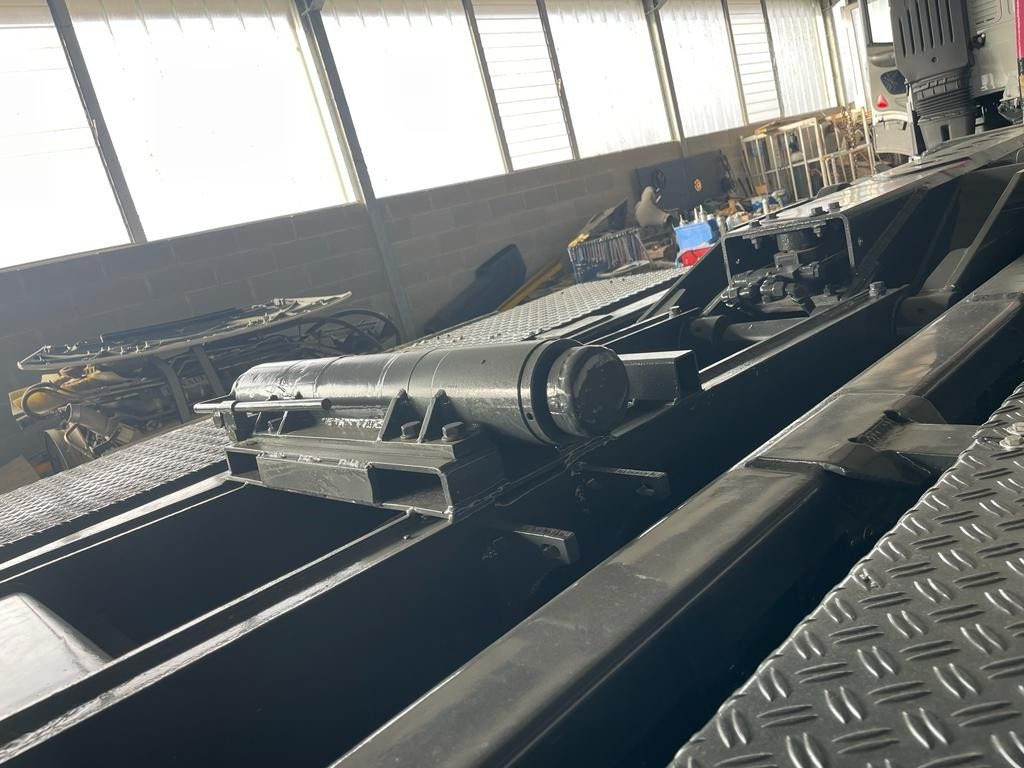 BLOCCAGGIO POSTERIORE INTERNO CON 2 PISTONI - Carrocería y exterior para Camión: foto 1 BLOCCAGGIO POSTERIORE INTERNO CON 2 PISTONI - Carrocería y exterior para Camión: foto 1