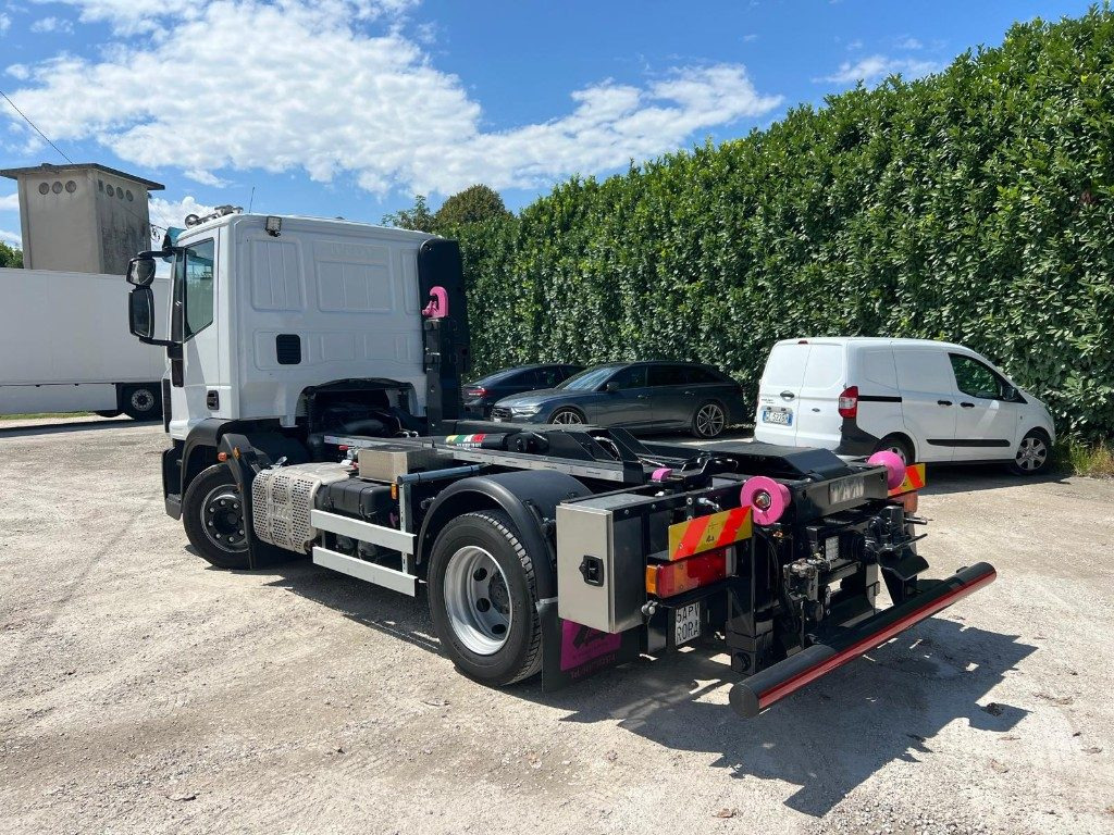 IVECO EUROCARGO 120E28 CON SCARRABILE NUOVO - Camión multibasculante: foto 3 IVECO EUROCARGO 120E28 CON SCARRABILE NUOVO - Camión multibasculante: foto 3