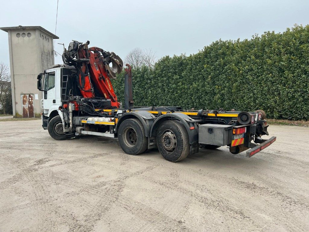 IVECO STRALIS 260S42 SCARRABILE USATO CON GRU - Camión multibasculante: foto 3 IVECO STRALIS 260S42 SCARRABILE USATO CON GRU - Camión multibasculante: foto 3