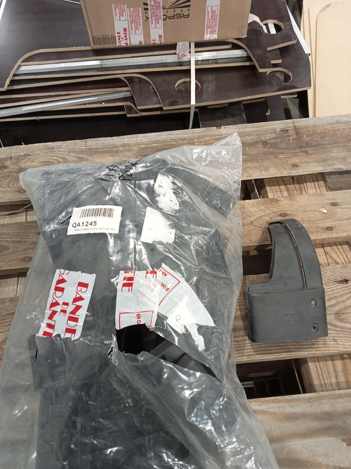 Trouillet EMBOUT PARE CYCLSTE HAUT GHE- BAS DROIT + GAUCHE - Carrocería y exterior: foto 1 Trouillet EMBOUT PARE CYCLSTE HAUT GHE- BAS DROIT + GAUCHE - Carrocería y exterior: foto 1