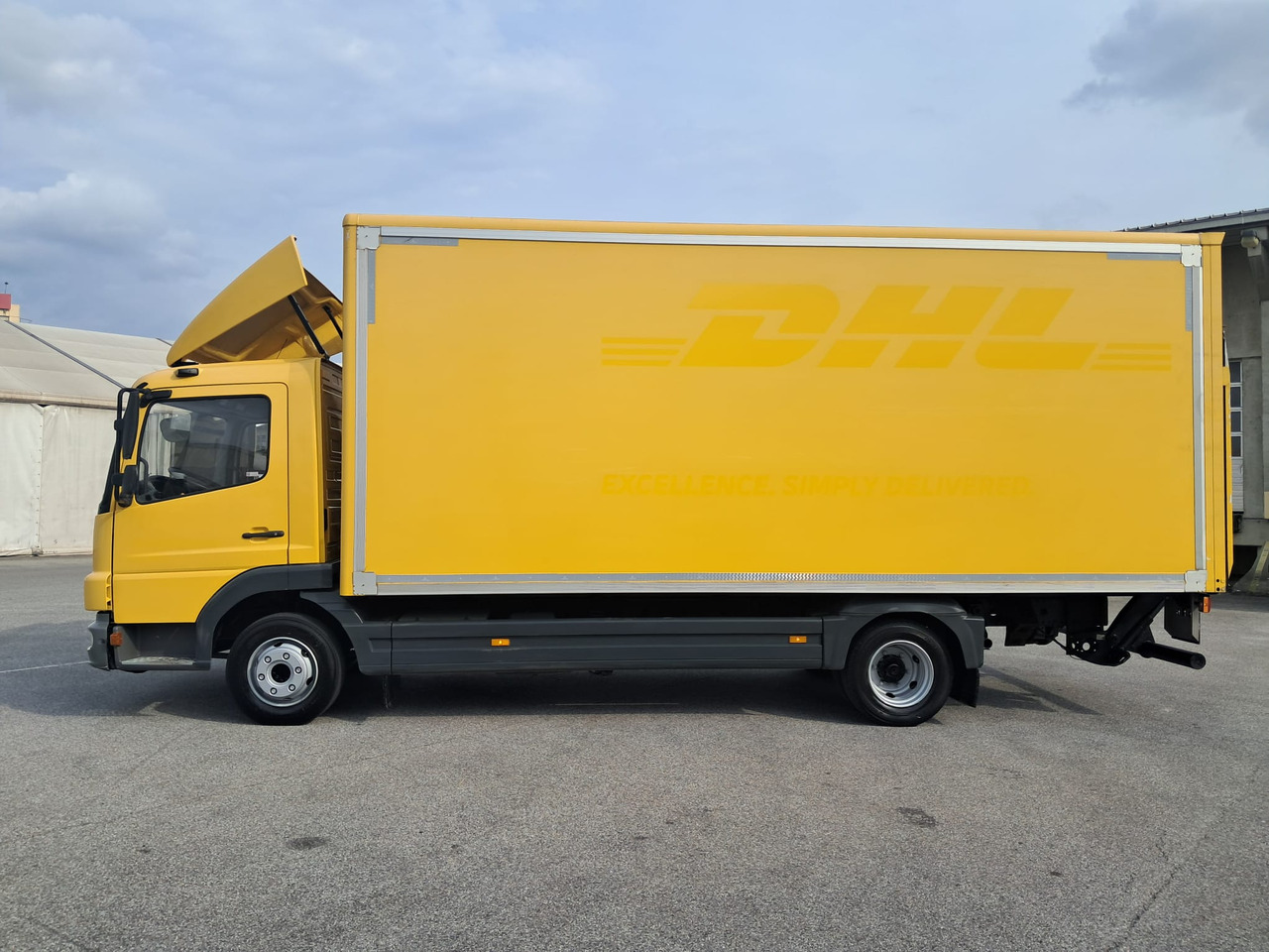 MERCEDES-BENZ ATEGO 8 16 Koffer mit LBW | Schalter | EZ 2013 - Camión caja cerrada: foto 4 MERCEDES-BENZ ATEGO 8 16 Koffer mit LBW | Schalter | EZ 2013 - Camión caja cerrada: foto 4