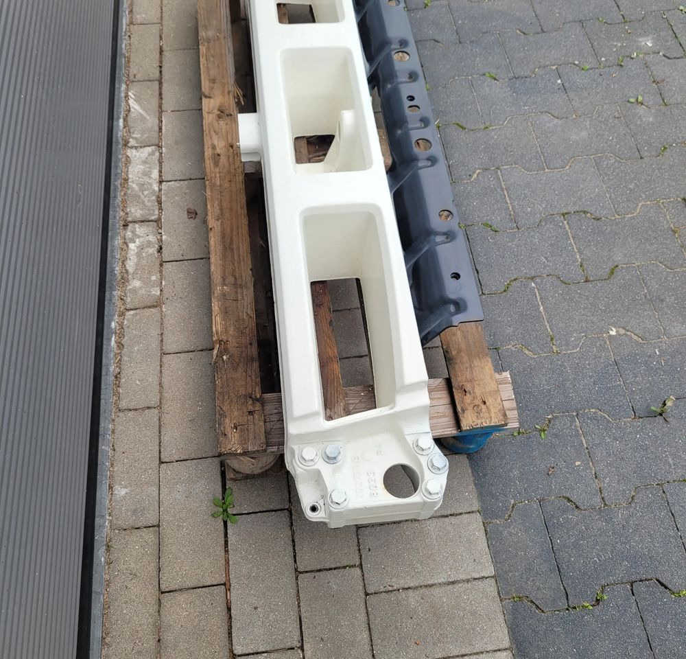 BELKA ZDERZAK VOLVO FMX ORYGINAŁ 21718915 CHWALIM116 - Parachoques para Camión: foto 2 BELKA ZDERZAK VOLVO FMX ORYGINAŁ 21718915 CHWALIM116 - Parachoques para Camión: foto 2