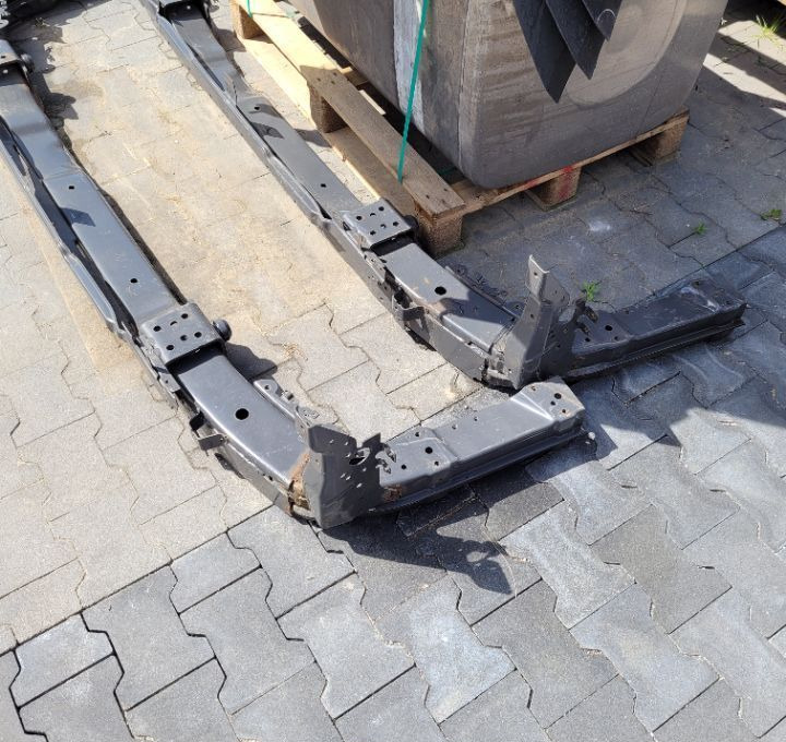 BELKA ZDERZAKA VOLVO FH13 ORYGINAL POLECAM - Parachoques para Camión: foto 4 BELKA ZDERZAKA VOLVO FH13 ORYGINAL POLECAM - Parachoques para Camión: foto 4