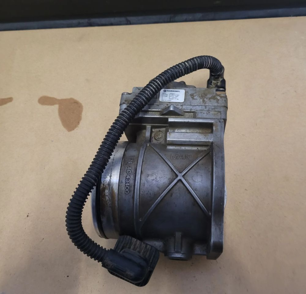 PRZEPUSTNICA EGR MAN TGX TGS E6 51.09413-7009 CHWALIM116 - Enfriador EGR para Camión: foto 1 PRZEPUSTNICA EGR MAN TGX TGS E6 51.09413-7009 CHWALIM116 - Enfriador EGR para Camión: foto 1