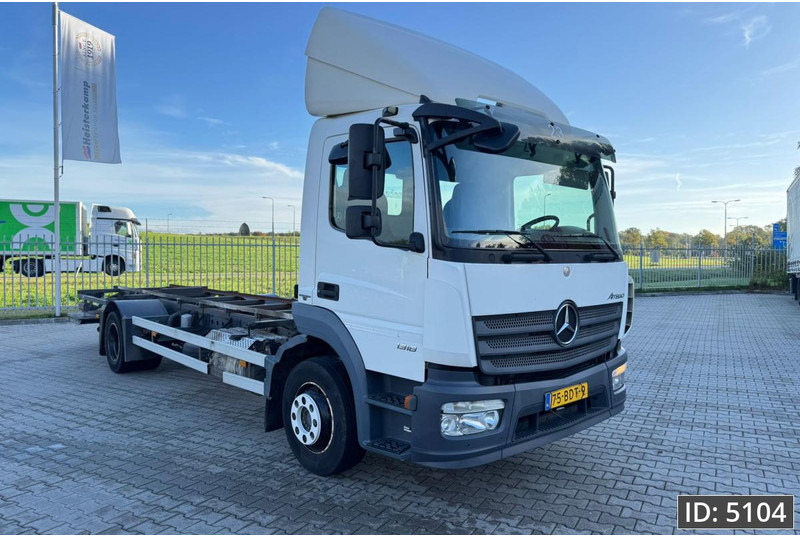 Mercedes-Benz Atego 1318 Day Cab, Euro 6, / BDF / DHOLLANDIA 2000KG - Camión portacontenedore/ Intercambiable: foto 5 Mercedes-Benz Atego 1318 Day Cab, Euro 6, / BDF / DHOLLANDIA 2000KG - Camión portacontenedore/ Intercambiable: foto 5