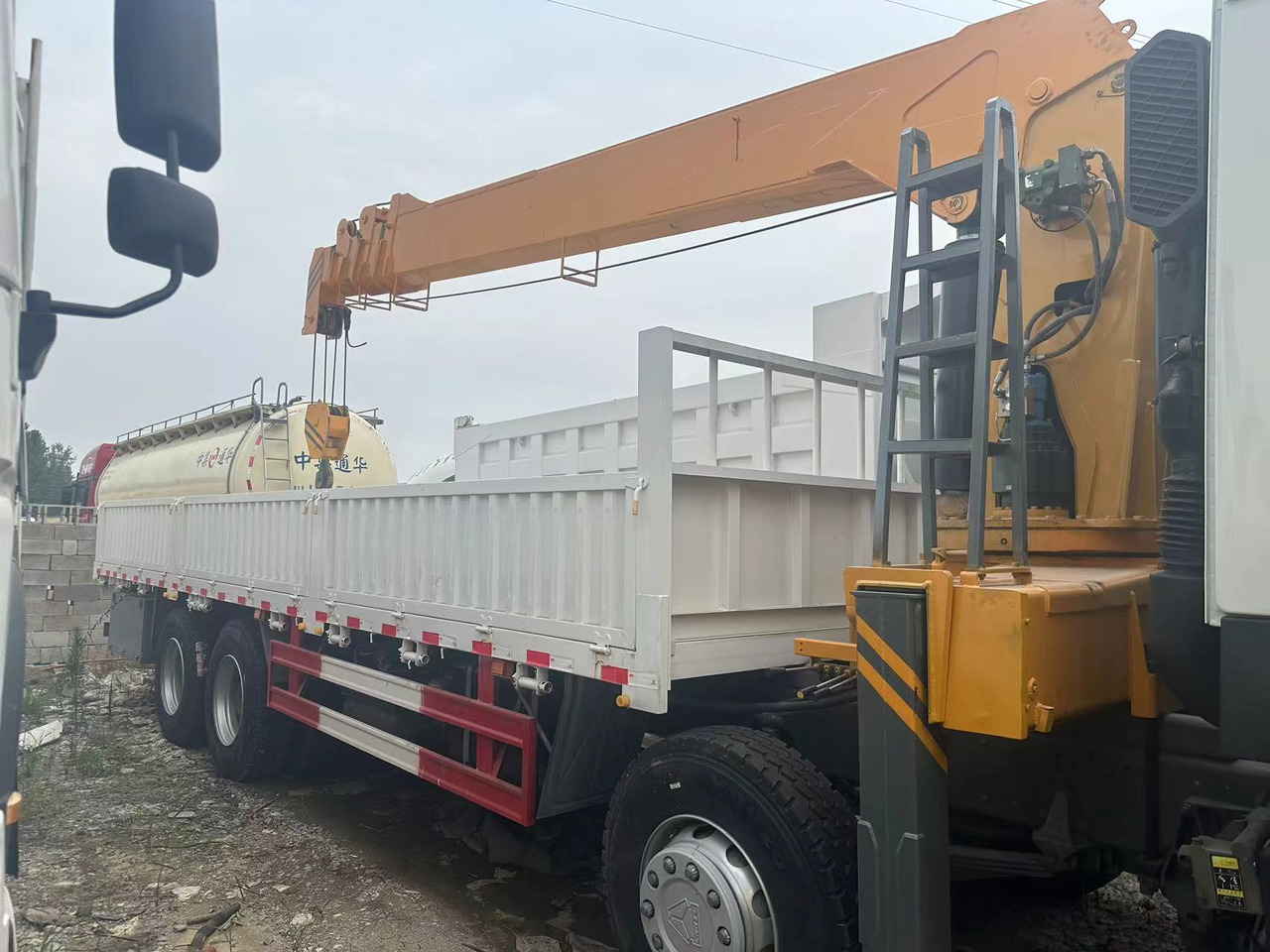SINOTRUK HOWO 375 8X4 12TONS CLICK HERE FOR DISCOUNT - Camión grúa: foto 2 SINOTRUK HOWO 375 8X4 12TONS CLICK HERE FOR DISCOUNT - Camión grúa: foto 2