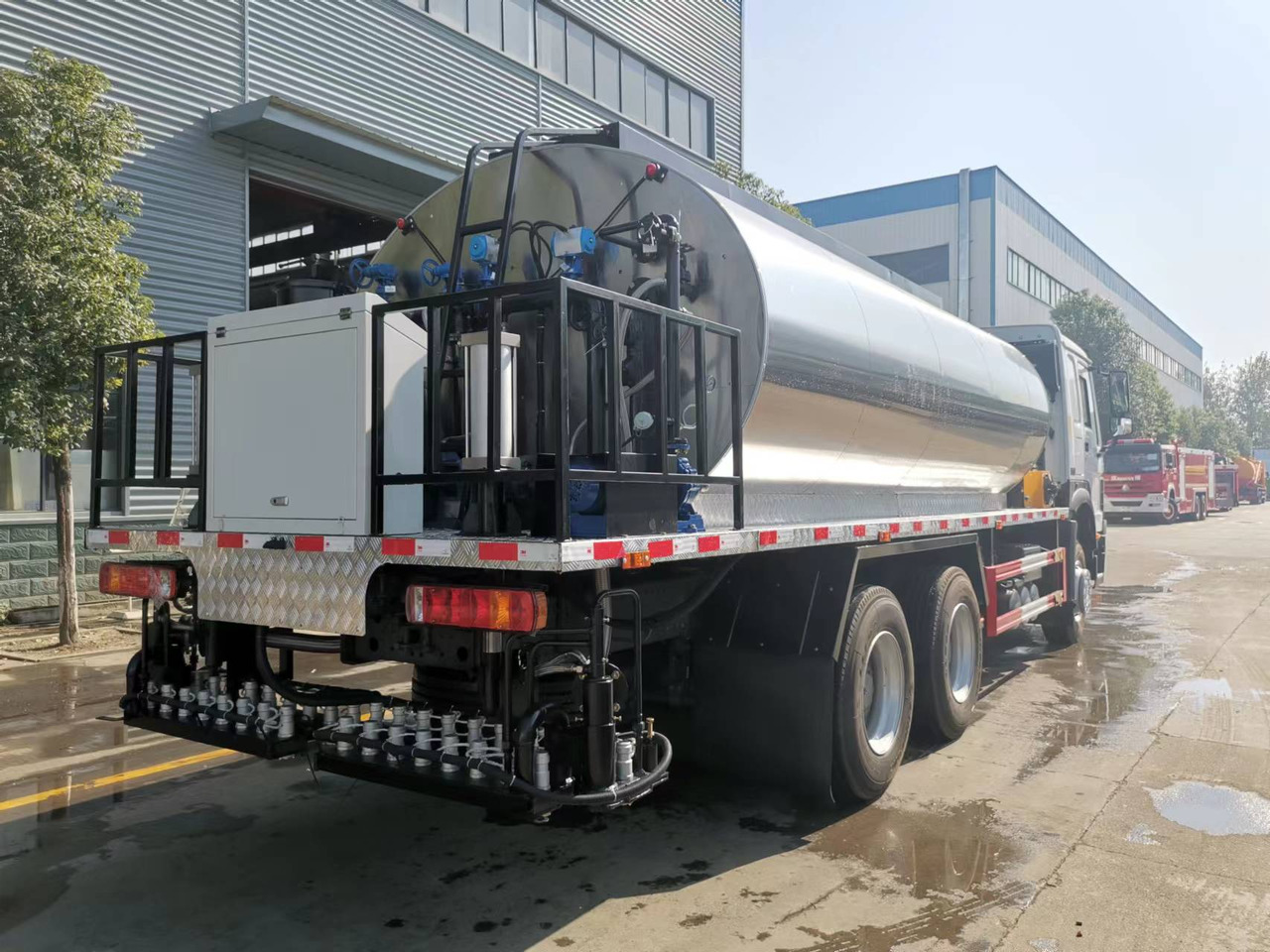 SINOTRUK HOWO CLICK HERE FOR DISCOUNT - Distribuidor de asfalto: foto 5 SINOTRUK HOWO CLICK HERE FOR DISCOUNT - Distribuidor de asfalto: foto 5