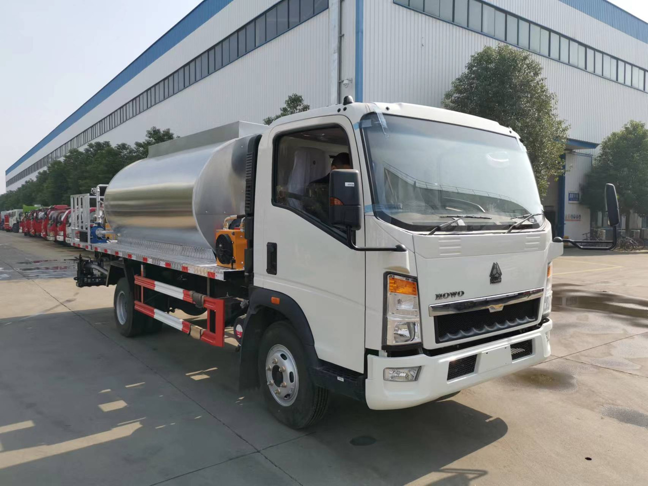 SINOTRUK HOWO CLICK HERE FOR DISCOUNT - Distribuidor de asfalto: foto 1 SINOTRUK HOWO CLICK HERE FOR DISCOUNT - Distribuidor de asfalto: foto 1