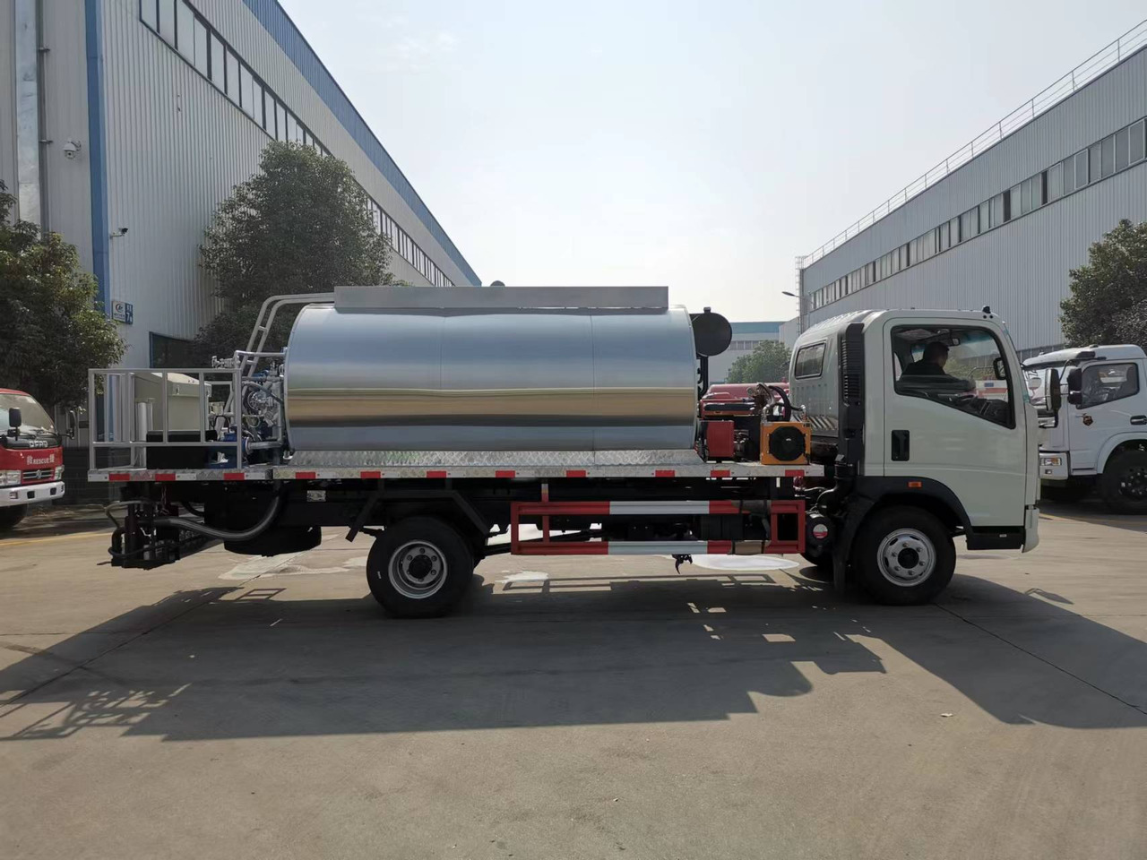 SINOTRUK HOWO CLICK HERE FOR DISCOUNT - Distribuidor de asfalto: foto 3 SINOTRUK HOWO CLICK HERE FOR DISCOUNT - Distribuidor de asfalto: foto 3