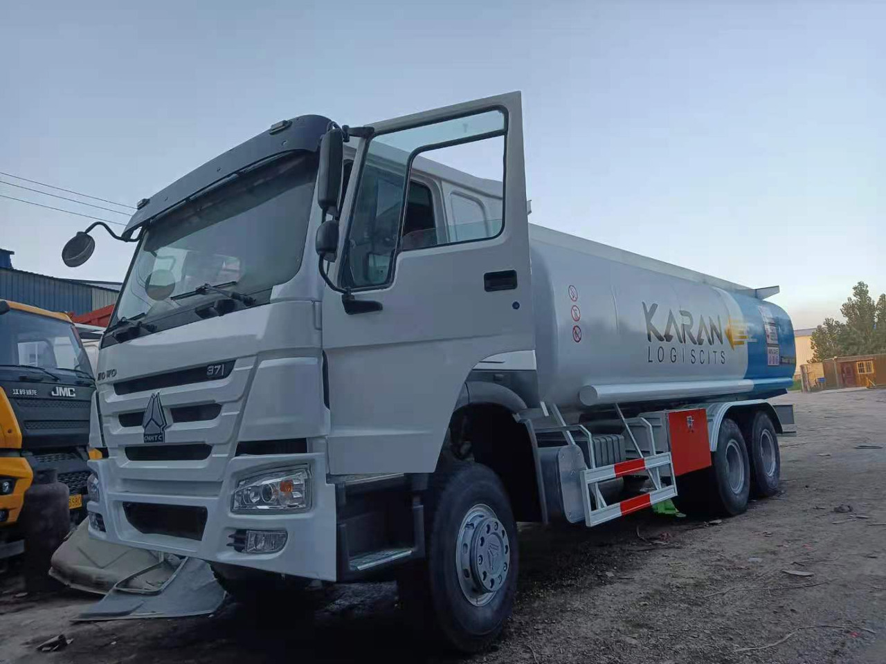 SINOTRUK Howo 371 Fuel Tanker Click Here For DISCOUNT - Camión cisterna: foto 2 SINOTRUK Howo 371 Fuel Tanker Click Here For DISCOUNT - Camión cisterna: foto 2