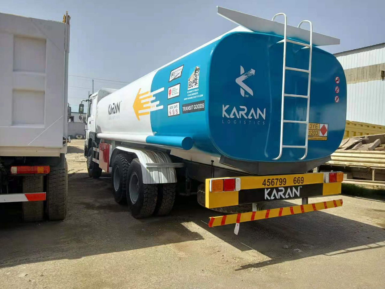 SINOTRUK Howo 371 Fuel Tanker Click Here For DISCOUNT - Camión cisterna: foto 3 SINOTRUK Howo 371 Fuel Tanker Click Here For DISCOUNT - Camión cisterna: foto 3